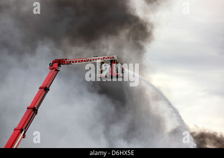 Berlin, Deutschland, arbeitet die Löscharbeiten in Berlin-Siemensstadt Stockfoto