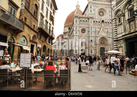 Die Gegend um das Baptisterium und Dom in Florenz, ist ständig damit beschäftigt, bei Touristen und Einheimischen. Stockfoto