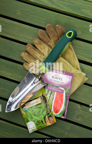 Burpee Bio und Erbstück Samentüten mit Garten-Handschuhe und Hand Kelle Stockfoto