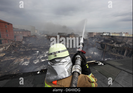 Berlin, Deutschland, Feuerwehrmann löschen die Verwendung von Siemens in Berlin-City Stockfoto