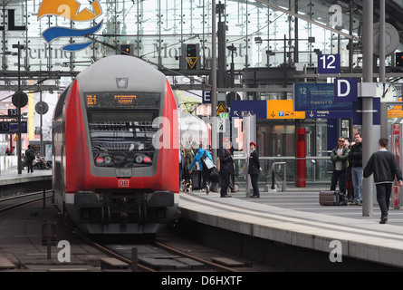 Berlin, Deutschland, Zug Ankunft in den Berliner Hauptbahnhof Stockfoto