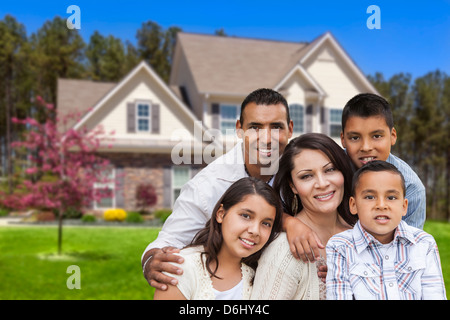 Glücklich hispanische Familienporträt vor schönen Haus. Stockfoto