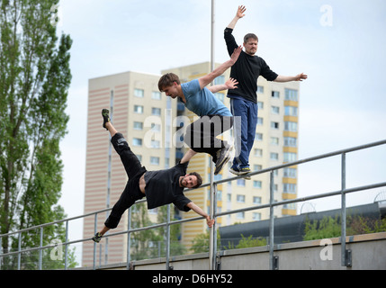 Potsdam, Deutschland, Parkour Sportler üben in einem Hochhaus Potsdamer Stockfoto