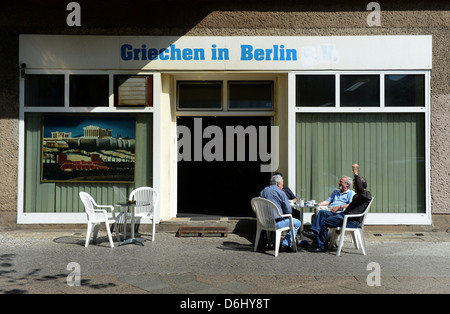 Berlin, Deutschland, Männer sitzen vor dem Cafe: Griechen in Berlin Stockfoto