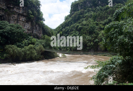 Seilbrücke am Canyon river Stockfoto