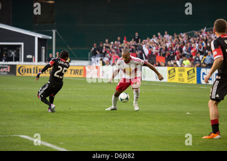 13. April 2013 Fälschungen NY4 New York Red Bulls nach vorn Thierry Henry (14) Henry heraus (25) Sanchez von DC United. Stockfoto