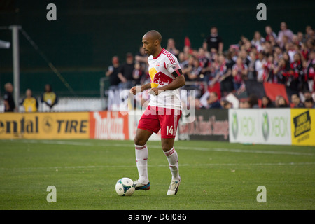 13. April 2013 NY4 New York Red Bulls nach vorn Thierry Henry (14) Henry dribbelt den Ball antizipieren die Verteidiger bewegt. Stockfoto