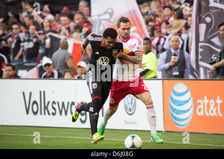 13. April 2013 D.C. United Mittelfeldspieler Raphael Augusto (12) kämpfen um den Ball mit NY RedBulls (27) Kosuke Kimura. Stockfoto