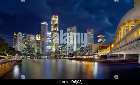 Skyline von Singapur Central Business District (CBD) am Boat Quay im blauen Stunde Panorama Stockfoto