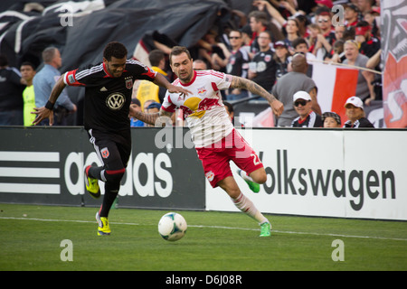 13. April 2013 D.C. United Mittelfeldspieler Raphael Augusto (12) kämpfen um den Ball mit NY RedBulls (27) Kosuke Kimura. Stockfoto