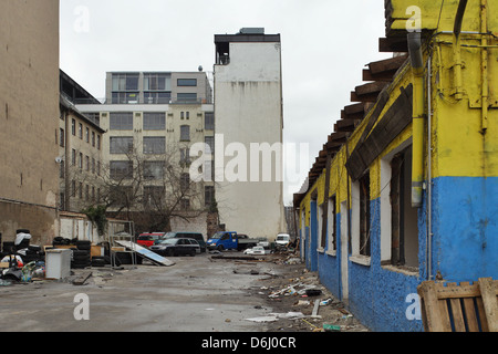 Berlin, Deutschland, Junk-e-Autos und Sperrmuell auf einen verlassenen Industriekomplex Stockfoto