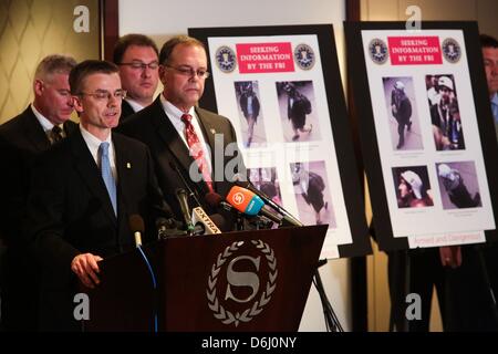 FBI Special Agent in Charge, Richard DesLauriers, spricht zu den Medien in Bezug auf die Boston Explosion Verdächtigen gesehen auf Video, während einer Pressekonferenz im Sheraton Boston in Boston, Massachusetts auf Donnerstag, 18. April 2013, nur wenige Tage nach dem Marathon-Blasten. Stockfoto