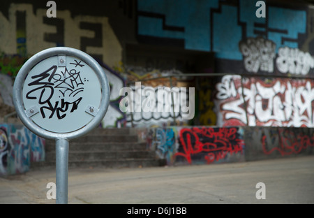 Graffiti und Zeichen Post in Basel, Schweiz Stockfoto