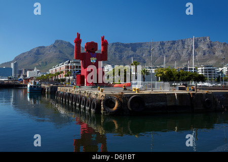 Elliott (gebildet von 4.200 Coca Cola Kisten), Victoria und Alfred Waterfront und Tafelberg, Kapstadt, Südafrika Stockfoto