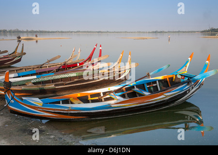 Boote am Taungthaman-See, Amarapura, Mandalay, Myanmar (Burma) Stockfoto