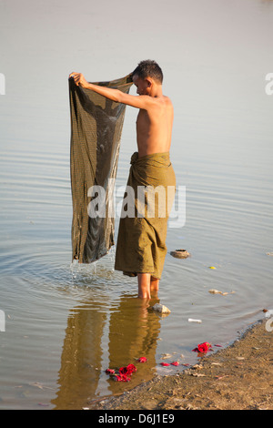 Man seine Wäsche waschen in Taungthaman See, Amarapura, Mandalay, Myanmar (Burma) Stockfoto