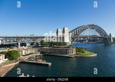 Die Felsen und die Sydney Harbour Bridge an einem sonnigen Morgen. Stockfoto