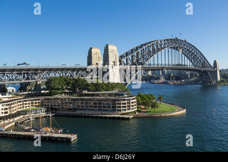 Die Sydney Harbour Bridge und das Park Hyatt Sydney Hotel an einem sonnigen Tag. Stockfoto