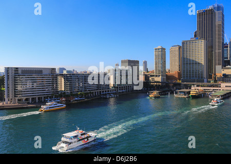 Sydney Harbour und Circular Quay Fährverkehr an einem sonnigen Tag. Stockfoto