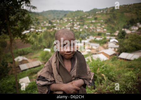 Auf einem Hügel in Masisi Territorium, Provinz Nord-Kivu im Osten der Dr Kongo steht fünf Jahr alt Sifiwe. Stockfoto