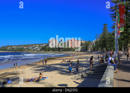 Manly Strand und das Meer Promenade an einem sonnigen Tag. Stockfoto