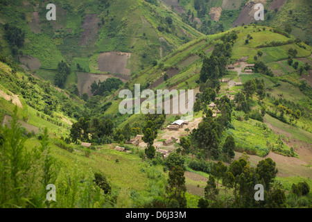 Sanfte Hügel und Dörfer prägen die Landschaft des Territoriums Masisi, Provinz Nord-Kivu im Osten der Dr Kongo. Stockfoto