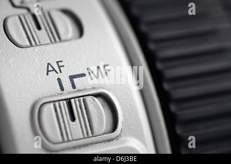 Detail des Autofokus schalten eine lange Fotoobjektive Stockfoto