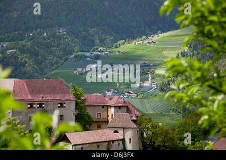 Ostalpen, Südtirol, Italien. Schenna (Scena) in der Nähe von Meran (Merano), Palast, Burg mit Blick auf Dorf Tirol. Stockfoto