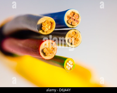 Drei Phase elektrische Hochspannungskabel mit Kupferleiter gezeigt Nahaufnahme. Leitern nicht entblößt. Engen Schärfentiefe. Stockfoto