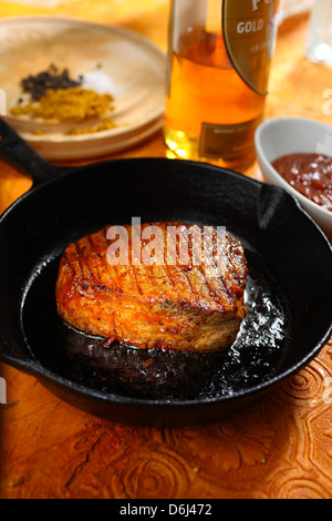 Pfanne gebraten Filet Mignon (Filet Steak Rind Medaillon) in der Pfanne mit Whiskey-sauce Stockfoto