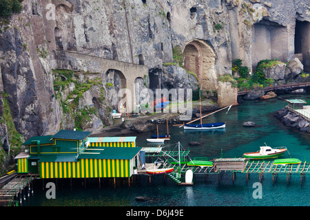 Europa, Italien, Sorrent, Amalfi-Küste, Dock entlang der Küste von Sorrent Stockfoto