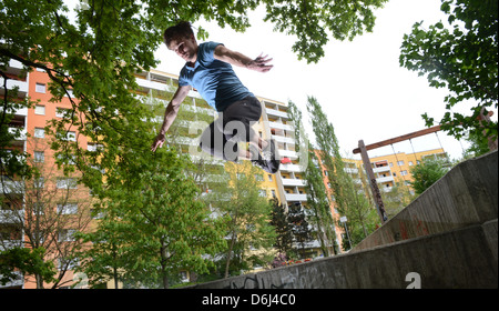 Potsdam, Deutschland, Parkour Sportler üben in einem Hochhaus Potsdamer Stockfoto