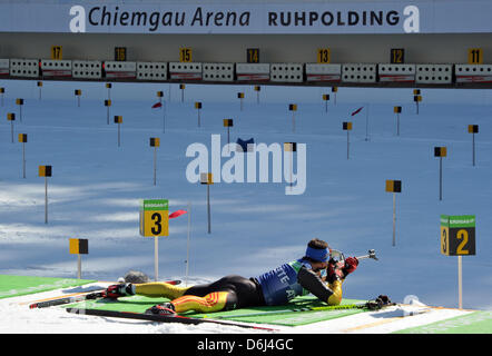 Deutscher Biathlet Michael Greis ist während einer Trainingseinheit der Biathlon-Weltmeisterschaft der Männer in der Chiemgau Arena in Ruhpolding, Deutschland, 2. März 2012 abgebildet. Foto: PETER KNEFFEL Stockfoto