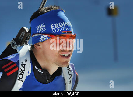 Deutscher Biathlet Michael Greis ist während einer Trainingseinheit der Biathlon-Weltmeisterschaft der Männer in der Chiemgau Arena in Ruhpolding, Deutschland, 2. März 2012 abgebildet. Foto: PETER KNEFFEL Stockfoto