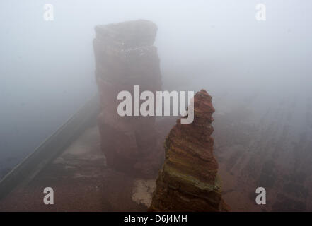 Die Rock-Spalte "Lange Anna" ist der einzige deutsche Hochsee Inseln Helgoland, Deutschland, 2. März 2012 abgebildet. "Lange Anna" ist Deutschlands nur freistehende Meer Stack und Wahrzeichen von Helgoland. Foto: CHRISTIAN CHARISIUS Stockfoto