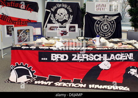 Beschlagnahmten Masken und Waffen aus der rechten Extremistengruppe "Sterben Unsterblichen" ("The unzüchtige") werden bei einer Polizei-Pressekonferenz in Hamburg, Deutschland, 2. März 2012 angezeigt. Ermittler entdeckten Gas- und Rohlinge Waffen bei einer Durchsuchung der Häuser von 17 Mitgliedern der "Die unsterblichen" in Norddeutschland. Foto: MALTE Christen Stockfoto