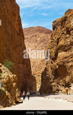 Touristen in Todra Schlucht, Atlasgebirge, Marokko, Nordafrika, Afrika Stockfoto