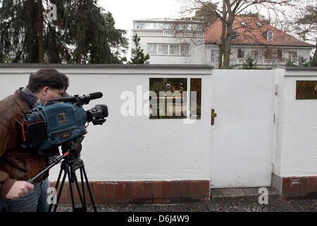 Ein Journalist steht vor der Groenewold-Villa im Grunewald Bereich Berlin, Deutschland, 2. März 2012. Die Staatsanwaltschaft in Hannover hatte die Büros und den Aufenthalt der Filmproduzent David Groenewold Suche im Zusammenhang mit Ermittlungen gegen den ehemaligen deutschen Bundespräsidenten Christian Wulff. Ermittler sicherten umfangreiche Dateien und Dokumente, nach Angaben von Bild Stockfoto