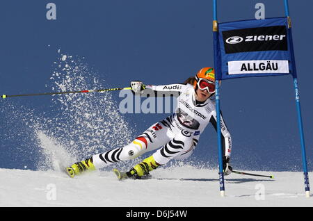 Deutsche Skifahrer Lena Duerr konkurriert in der Frauen Giant Slalom-Weltcup in Ofterschwang, Deutschland, 3. März 2012. Foto: KARL-JOSEF HILDENBRAND Stockfoto