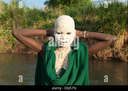 Surma junge mit Körper Gemälde, Kibish, Omo River Valley, Äthiopien, Afrika Stockfoto