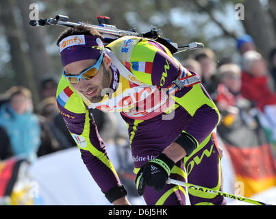 Französische Biathletin ist Martin Fourcade auf seinem Weg bis zur Ziellinie, während die Männer 10 km Sprint-Event bei den Biathlon-Weltmeisterschaften in der Chiemgau Arena in Ruhpolding, Deutschland, 3. März 2012. Foto: Andreas Gebert Stockfoto