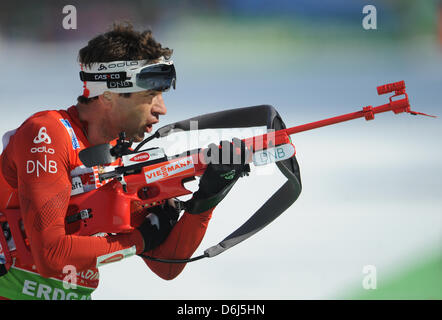 Norwegischer Biathlet Emil Hegle Svendsen steht am Schießstand während die Männer 10 km Sprint-Event bei den Biathlon-Weltmeisterschaften in der Chiemgau Arena in Ruhpolding, Deutschland, 3. März 2012. Foto: Andreas Gebert Stockfoto