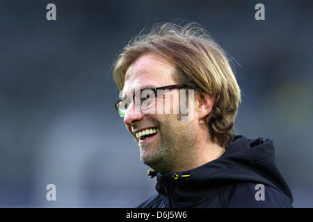 Dortmunds Trainer Juergen Klopp lächelt vor der deutschen Fußball-Bundesliga-Fußball Spiel Borussia Dortmund Vs FSV Mainz 05 im SignalIduna Park in Dortmund, Deutschland, 3. März 2012. Dortmund gewann 2: 1. Foto: Kevin Kurek Stockfoto