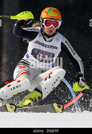 Deutsche Skifahrer Lena Duerr konkurriert in der Frauen Slalom Veranstaltung im alpinen Ski-Weltcup in Ofterschwang, Deutschland, 4. März 2012. Foto: Karl-Josef Hildenbrand Stockfoto