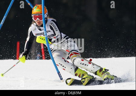 Deutsche Skifahrer Lena Duerr konkurriert in der Frauen Slalom Veranstaltung im alpinen Ski-Weltcup in Ofterschwang, Deutschland, 4. März 2012. Foto: Karl-Josef Hildenbrand Stockfoto