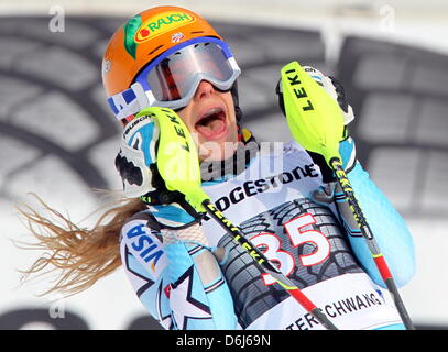 US-Skifahrer Resi Stiegler feiert nach dem ersten Lauf der Frauen Slalom Veranstaltung im alpinen Ski-Weltcup in Ofterschwang, Deutschland, 4. März 2012. Foto: Stephan Jansen Stockfoto