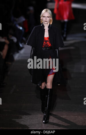 Ein Model trägt eine Kreation vom französischen Label Givenchy als Bestandteil der Frauen bereit zu tragen Herbst/Winter 2012/2013 Kollektion präsentiert während der Prêt Paris Fashionweek in Paris, Frankreich, 4. März 2012. Die Prêt-Frauen Mode Herbst/Winter läuft bis zum 7. März 2012. Foto: Hendrik Ballhausen Stockfoto