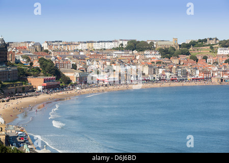 Gesamtansicht von Scarborough Bucht in Yorkshire, England, an einem sonnigen Tag mit blauem Himmel. Stockfoto