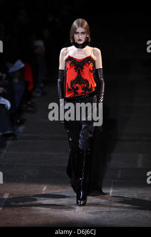 Ein Model trägt eine Kreation vom französischen Label Givenchy als Bestandteil der Frauen bereit zu tragen Herbst/Winter 2012/2013 Kollektion präsentiert während der Prêt Paris Fashionweek in Paris, Frankreich, 4. März 2012. Die Prêt-Frauen Mode Herbst/Winter läuft bis zum 7. März 2012. Foto: Hendrik Ballhausen Stockfoto