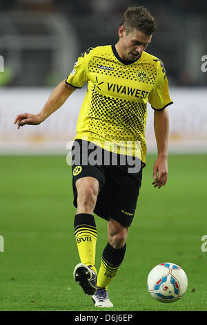 Dortmunds Lukasz Piszczek spielt den Ball in der deutschen Bundesliga-Fußballspiel zwischen Borussia Dortmund und dem FSV Mainz 05 im Signal Iduna Park in Dortmund, Deutschland, 3. März 2012. Foto: Revierfoto Stockfoto